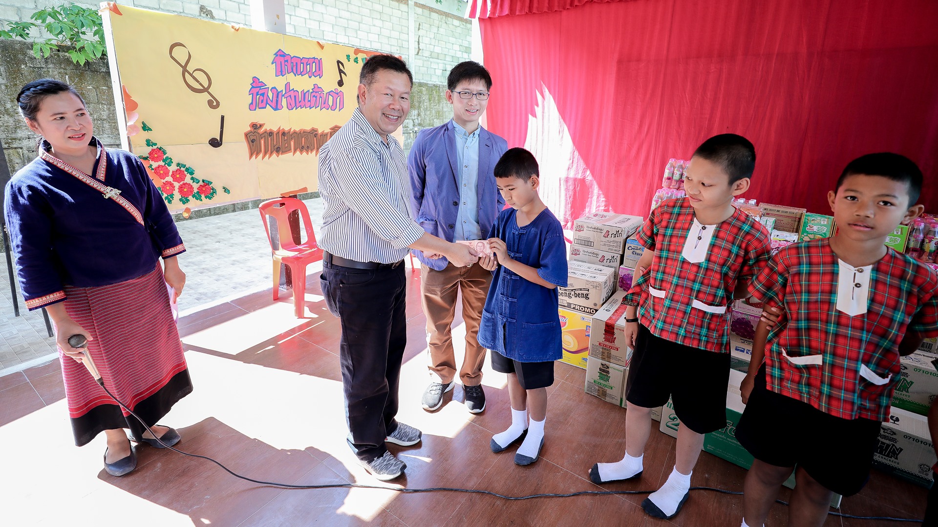 ร่วมมอบทุนการศึกษา ร.ร.เทศบาล 4 (บ้านไทรงาม)