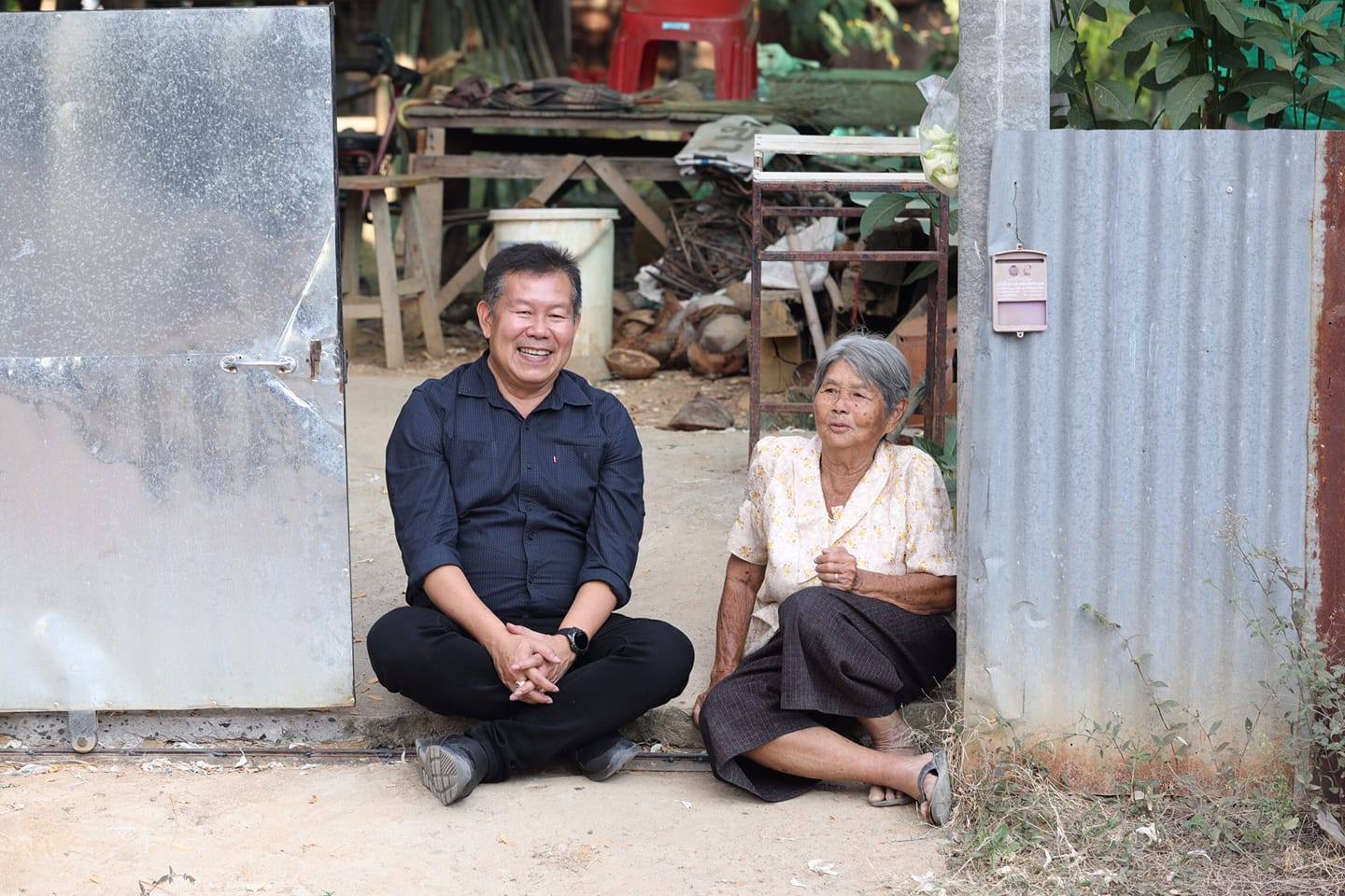 เทศบาลเมืองเพชรบูรณ์ มอบเบี้ยยังชีพ แบบ Delivery ป้องกันติดเชื้อโควิด 19